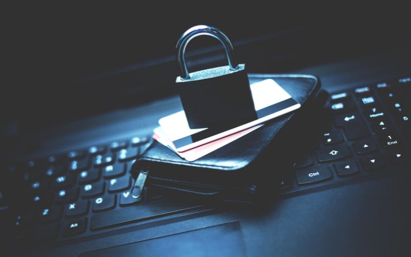 Geldbörse und Schloss die ein Krypto Wallet symbolisieren